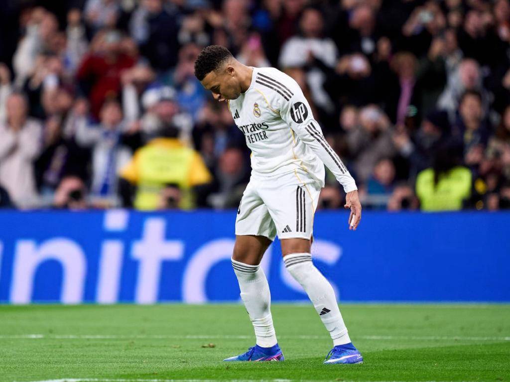 足坛一夜动态：蓝军逼平纽卡，曼城阿森纳轮番登顶，姆总比肩C罗